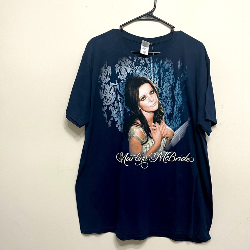 Martina McBride T-shirt, brand Gilden short sleeve extra large, navy blue men’s